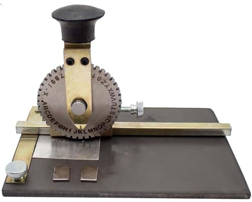 Metallo manuale che timbra macchina per incidere le etichette con il dispositivo di posizionamento ed il worktable regolabile