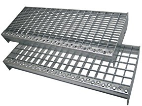 Gitterroststufe - 800 x 240mm - rutschhemmende Sicherheitsantrittskante - Maschenweite 30 x 30 - Tragstab 20/1,5mm