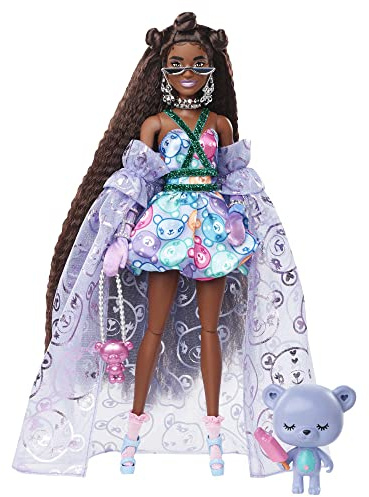 Barbie Poupée Extra Chic avec Robe à imprimé oursons et traîne, Figurine Ourson, très Longs Cheveux et Accessoires, Points d’Articulation, Jouet Enfant, Dès 3 Ans, HHN13
