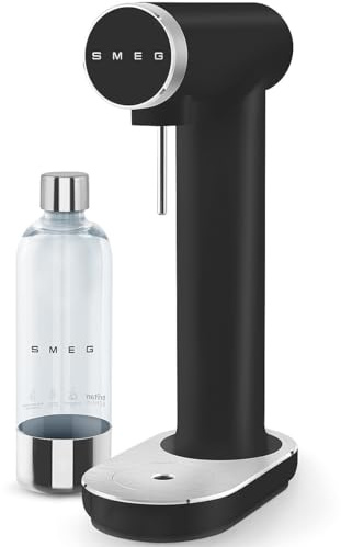 SMEG Soda Maker – Sparkling Water Machine for Kitchen Counter – Collezione – Includes 1L Bottle – Compatible with Standard 60L CO₂ Cylinders (Matte Black)