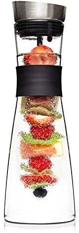 GLASWERK Design Karaffe - Glaskaraffe (1L) mit Fruchtspieß, Edelstahldeckel & Griff - edle Wasserkaraffe aus Borosilikatglas
