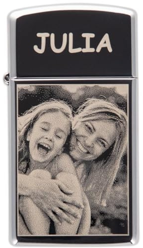 Selbstgestaltetes Feuerzeug, das mit einem silbernen Feuerzeug im Slim-Format mit Foto- und Textgravur erstellt wurde - Personalisierbares Feuerzeug Slim High Polish