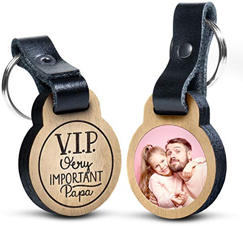 schenkYOU Premium Schlüsselanhänger mit Foto aus Eichenholz, Echtleder und kratzbeständigem Foto in Farbe - personalisierte Geschenkidee zu für Muttertag - Gravur „V.I.P, Very Important, Papa“