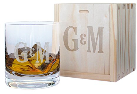 Vaso de whisky grabado y su caja de madera - Dos iniciales