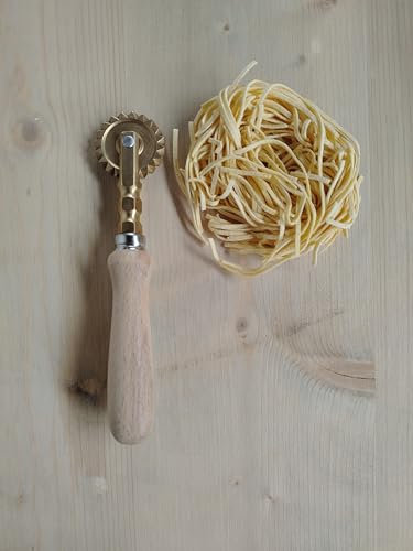 Rotella singola tagliapasta festonata (a stella) ottone ed impugnatura legno, prodotto artigianale Made in Italy