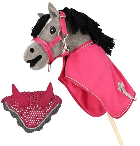 QHP Hobby Horse Set – Fliegenhaube, Fleecedecke & Halfter für Steckenpferde – in Pink oder Blau – mit Sammelmotiv auf der Verpackung (Pink)
