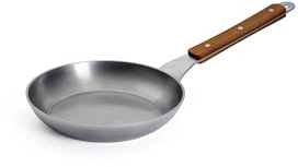 Woll – Carbon Steel Flachpfanne Ø 20 cm, 5 cm hoch – Karbonstahlpfanne PFAS-frei – natürlicher Antihafteffekt nach Einbrennen – Induktionspfanne – langlebige Bratpfanne mit Holzstiel