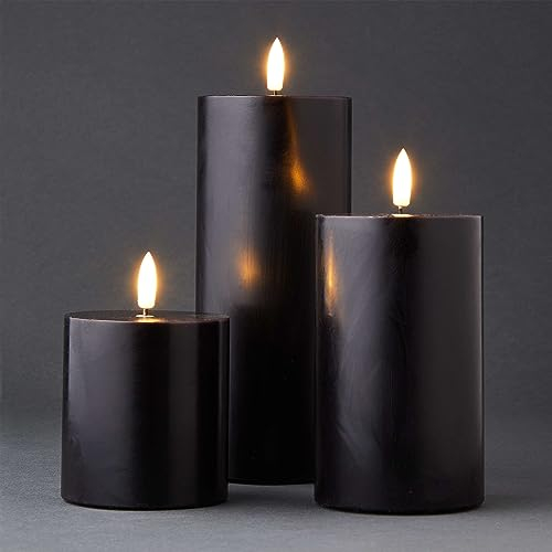 BUTLERS 3er Set LED-Kerzen mit Timerfunktion -Nordic Light- Elektrische Echtwachs-Kerzen mit flackernder Flamme und Fernbedienung | Flammenlose Stumpenkerzen Lichter Batterie-betrieben