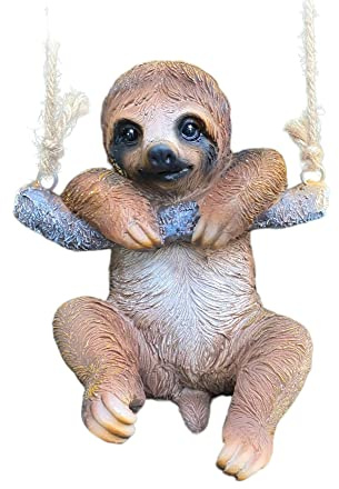 Aspinaworld Gartenfigur Faultier 15 cm hängend am AST – Tropentier Statue Tierfigur Gartendeko tropisch entspannt, Regenwaldtier-Figur Kunstharz