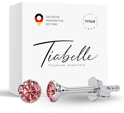 TIABELLE – Ohrstecker TRUMPET aus Titan mit funkelnden Zirconia Steinen | Hautverträgliche Ohrringe in zeitlosem Design | Leichter Damen Ohrschmuck für besondere Anlässe, Alltag und als Geschenk