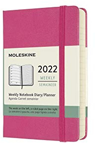 Moleskine 12 Monate Tagesplaner 2022, Tageskalender 2022, fester Einband und Verschluss, Format Pocket 9 x 14 cm, Farbe Bougainville Rosa, 400 Seiten