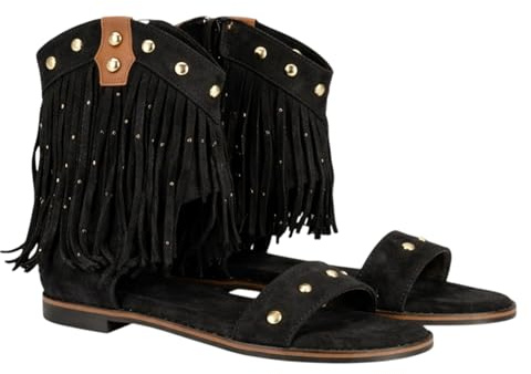 100677 Sandalia plana estilo boho para mujer con diseno de flecos y detalles metalicos, estructura tipo botin abierto, tachuelas decorativas, suela acolchada ideal uso diario. Negro Talla 40