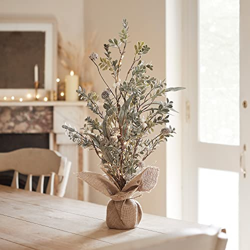 Lights4fun 20er LED Mini Tannenbaum im Jutebeutel 63cm mit weißen Beeren Weihnachtsbaum künstlich
