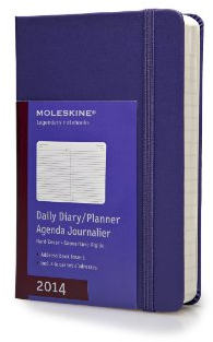 Moleskine Farbiger Tageskalender 2014 / Pocket / Fester Einband / Violett: Mit engl. Kalendarium mit einem Tag pro Seite (Moleskine Diaries)