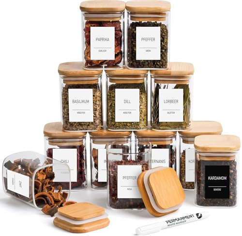 Happy Lemuro Gewürzgläser Eckig | 12er Set | Glas Vorratsdosen 180 ml, 279 Gewürzetiketten, Stift, Holzdeckel. 6x6x8,5 cm, 12 Gewürzbehälter | Gläser für Gewürzaufbewahrung, Gewürze Aufbewahrung