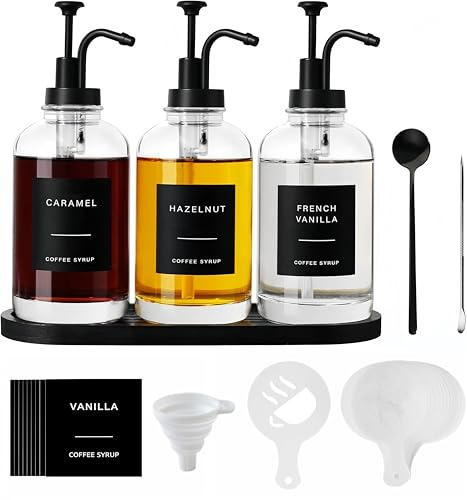 BIKALAN Sirup Spender für Kaffeebar, Glas Sirupspender mit Tablett, 500 ml Kaffee Sirup Flaschen für Kaffeestation mit 36 Etiketten, Löffel, Kaffeekunststift, Kaffeeschablonen für Kaffee Bar, 3er-Pack