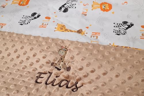 Personalisierte Babydecke mit Namen – Hellbrauner Plüsch & Baumwolle mit Safari-Tieren (Löwe & Giraffe) – Bestickt, Warm & Wintergeeignet Geschenk zur Geburt & Taufe (Beige - Safari, 75 x 100 cm)