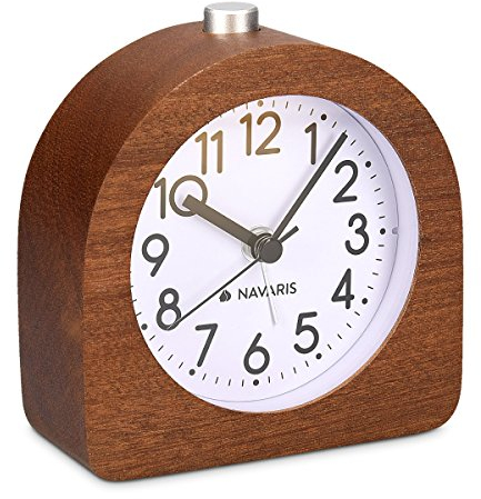 Navaris Retro Tischuhr aus Holz - Holz Wecker analog ohne Ticken - Analoger Wecker ohne Ticken mit Snooze - Standuhr klein analog - Table Clock - Reisewecker - Naturholz