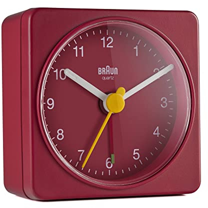 Braun klassischer analoger Quarz-Reisewecker in Rot/handlich/ruhiges Präzisions-Quarzuhrwerk (neueste Generation) / leuchtende Zeiger & Ziffernkranz/Crescendo-Alarm/Modell BC02R