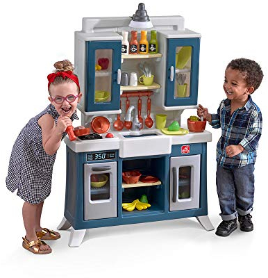 Step2 Modern Farmhouse Kitchen Spielküche | Spielzeugküche mit Beleuchtung für Kinder mit 28 teiligem Zubehör Set inkl. u.a. Geschirr & Töpfe | Kinderküche aus Kunststoff/Plastik