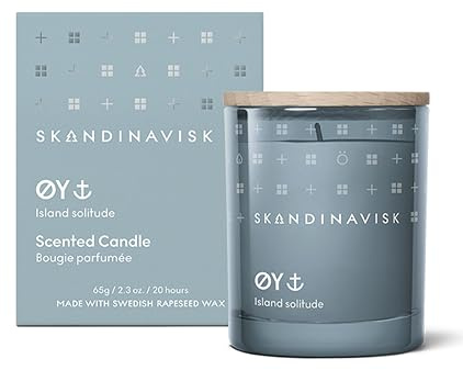 Skandinavisk ØY 'Isola' Mini candela profumata Note profumate: mela decorativa e rosa canina, muschio d'acqua e foglie verdi. 65 g.
