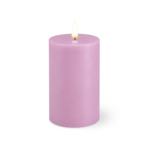 ReWu LED Kerze Deluxe Homeart, Indoor LED-Kerze aus Echtwachs mit Realistischer Flamme auf einem Echtwachsspiegel, Warmweißes Licht, Lavendel, 7,5 x 12,5 cm