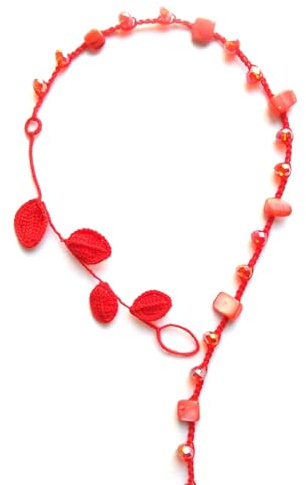 collana foglie all'uncinetto, rossa, collana lariat/a cravatta con cristalli di vetro e perline di madreperla, artigianato italiano, made in Italy