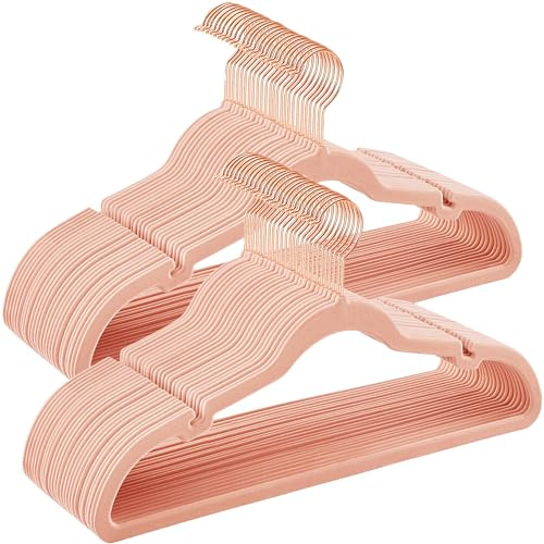SONGMICS Perchas de Terciopelo, Juego de 50 Piezas, Antideslizantes, Ranuras para Hombros, Barra para Pantalones, Gancho Giratorio 360°, 0,6 cm de Grosor, 43 cm Largo, Rosa Claro CRF029PK05