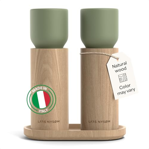 LARS NYSØM Salz und Pfeffermühle Holz Set - Manuelle Holzmühlen mit Keramikmahlwerk und Untersetzer - Pfeffermühle & Salzmühle für Grobes Salz - Gewürzmühle für Küche oder Tisch (Sage Green)