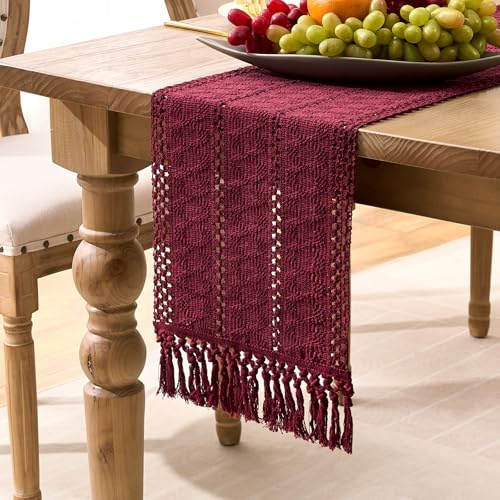 Velvhom Chemin de Table Rouge en Coton et Lin 180 cm avec Pompons à la Main Nappe Table Basse Rectangulaire Vintage Style Campagnard Tissée de Ferme pour Table de Salle à Manger Café Fête