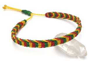 Grünes gelbes und rotes geflochtenes Makramee Armband mit gewachstem Draht. Handgefertigt in Frankreich. Verstellbar, unisex und wasserfest. Breite 6 mm. Farbe Flagge Senegal/Bolivien/Kamerun/Mali Ref