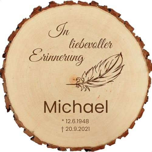Baumscheibe 23cm mit Gravur (Namen, Datum) personalisierte Holz-Gedenktafel, Grabschmuck, Trauer Gedenkschild, Andenken an Verstorbene, Grab-Dekoration, Feder MotivTR4
