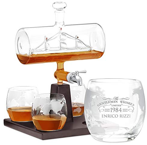 Maverton Decanter per Whisky in vetro - incisione personalizzata - Caraffa da 1000 ml con una nave all’interno + 4 Set bicchieri whisky - idea regalo per l’uomo - whiskey