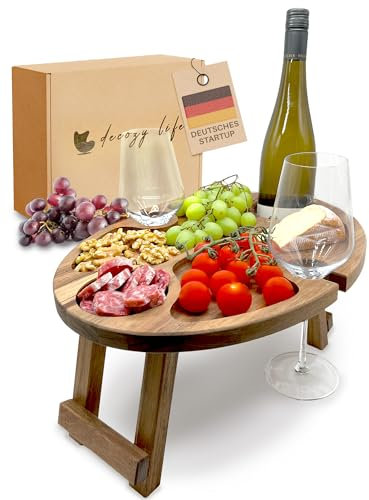 Decozy Life Weintisch Akazie Massivholz - Weinbar & Weintablett für Zuhause oder Outdoor - geeignet als Picknicktisch klappbar - Nutzbar als Weinhalter & Ideal als Strandtisch & Picknick Zubehör