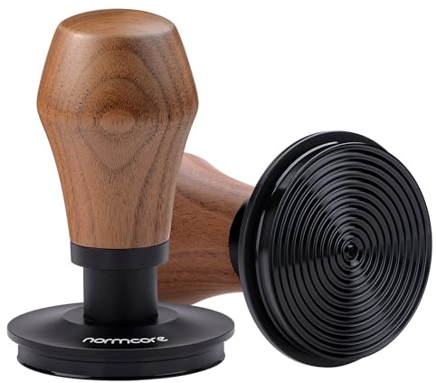 Normcore 58,5 mm Kaffee-Tamper V4.1 mit Klick-Sound-Feedback, Espresso-Stampfer mit Titan-PVD-Beschichtung, geriffelter Boden, Griff aus echtem amerikanischem Walnussholz, mit Silikonständer