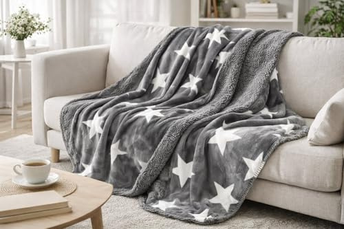 KAMACA XL Wohndecke 150 x 200 cm – Premium Kuscheldecke mit Sternen-Design – Doppelseitige Flanell- & Sherpa-Qualität (480g/m²) – Ultra Soft, Atmungsaktiv & Allergikerfreundlich – Anthrazit