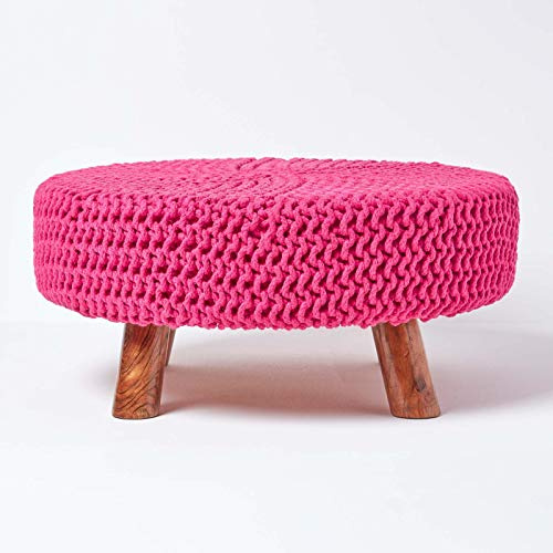 Homescapes niedriger runder Strick Sitzhocker mit Holzbeinen, pink Fußhocker 62 x 62 x 30 cm, Strickhocker mit grob gestricktem Bezug aus 100% Baumwolle, rosa