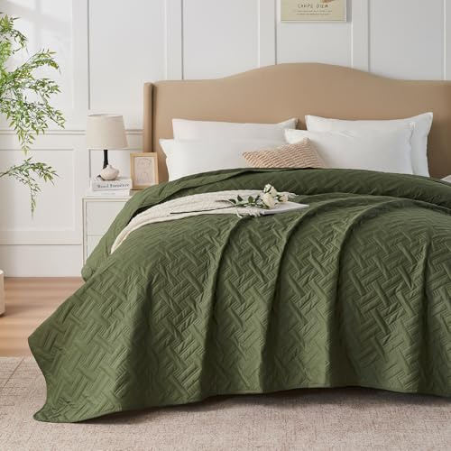 beeweed Feel Elegante Tagesdecke mit Ultraschall-Prägung in Olivgrün 220 x 240 cm – Vielseitige Wohndecke als Bettüberwurf oder Sofaüberwurf, Steppdecke Stil Ideal als Bedspread