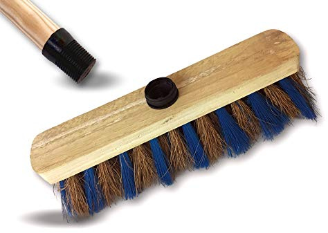 Kibros Balai ménage Coco zèbré PPN 29 cm Manche Bois 1,25 m | Garnissage coco zèbré PPN bleu ou rouge, 29 cm, manche bois 1,25 m inclus, semelle bois, douille vissante, intérieur.