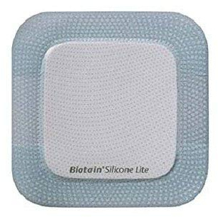 Compresa cuadrada de espuma absorbente y de Kliniderm de 12,5 x 12,5 cm.