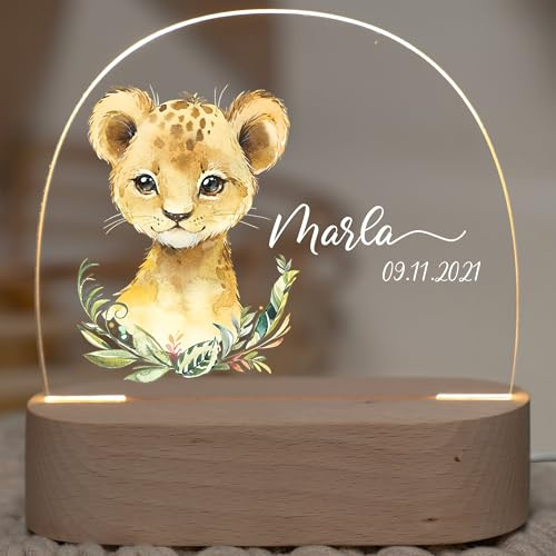 Kidsmood Nachtlicht für Babys mit Wunsch Namen - Personalisiertes Stilllicht & LED Nachttischlampe Kinderzimmer, dimmbar – Geschenk zur Geburt, Taufe & Geburtstag für Mädchen & Jungen [Löwenbaby]