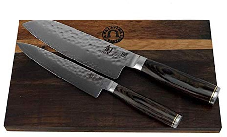 Kai Shun Messer Angebotsset – Tim Mälzer TDM 1701 Allzweckmesser + TDM 1702 Santoku – ultrascharfe japanische Messer mit Damastklinge + handgefertigtes Schneidebrett Unikat