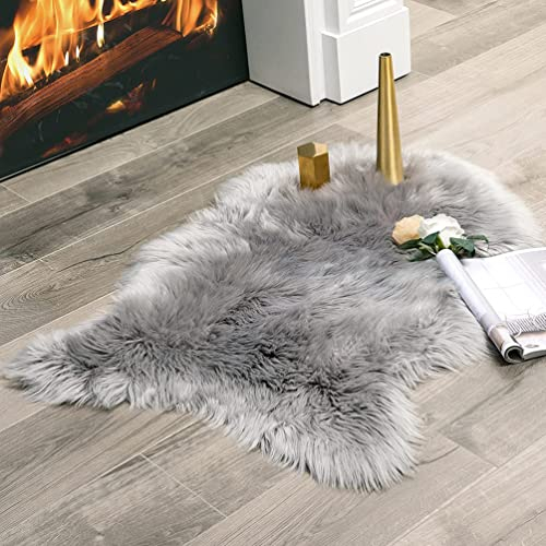 JXLOULAN Faux Lammfell Flauschiger Teppich Grau 60x90 cm, Weicher Fell Schaffell Teppich Wohnzimmer Deko Schlafzimmer kinderzimmer Lammfellimitat Fellteppich für Stuhl, Sofa, Bett