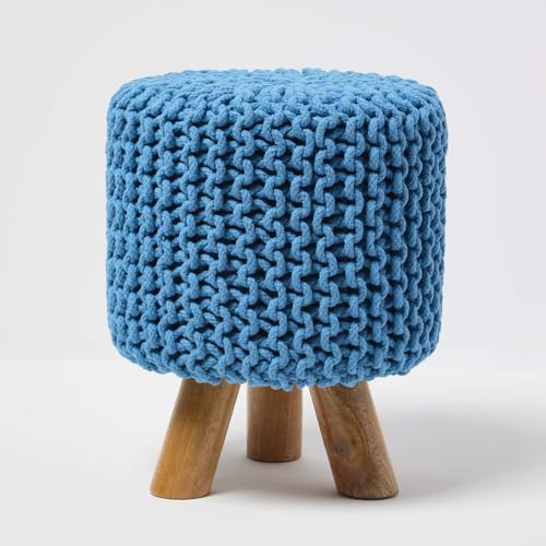 Homescapes Kleiner runder Strick Sitzhocker mit Holzbeinen, türkis Fußhocker 32 x 32 x 42 cm, Strickhocker mit grob gestricktem Bezug aus 100% Baumwolle, blaugrün
