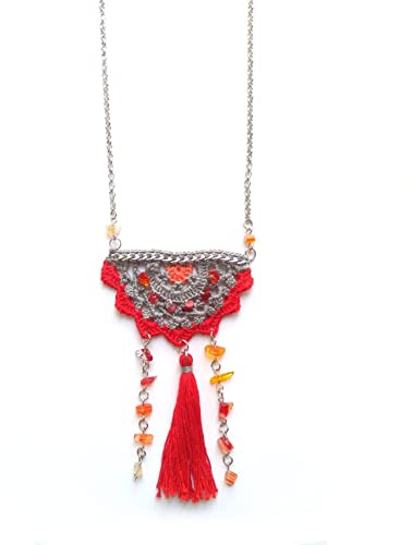 collana boho hippy con ciondolo all'uncinetto e perline