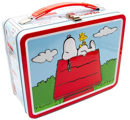 AQUARIUS, Scatola in latta con manico in plastica e coperchio superiore decorato con motivo in rilievo con Snoopy sul tetto della cuccia rossa, un prodotto da collezione con licenza ufficiale Peanuts