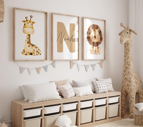 3 Bilder Kinderzimmer Junge 30x40 Poster Mit Namen Personalisiert Löwe Giraffe Tiere Bild Beige Wand Dekoration Babyzimmer Waldtiere Safari Leinwand Kinder Baby Wandbilder ohne Rahmen
