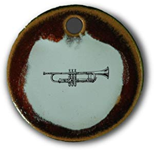 Schöner Keramik-Anhänger „Trompete, Musikinstrument“ in rot marmoriert; Schmuck Kette Kettenanhänger Geschenk Kunsthandwerk Keramik rund Talisman Halskette Aufmerksamkeit Mitbringsel individuell