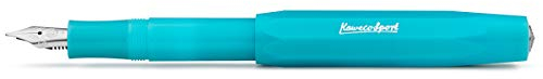 Kaweco FROSTED SPORT Füllhalter Light Blueberry I Premium Füllfederhalter für Tintenpatronen mit hochwertiger Stahlfeder I Füllfederhalter 13 cm I Füller in Blau I Federbreite: M (Medium)