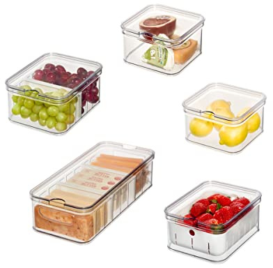 iDesign Aufbewahrungsboxen, Kühlschrank Organizer mit Deckel im 5er Set, Frischhaltedosen aus recyceltem Kunststoff für die Vorrats-Organisation, durchsichtig und weiß
